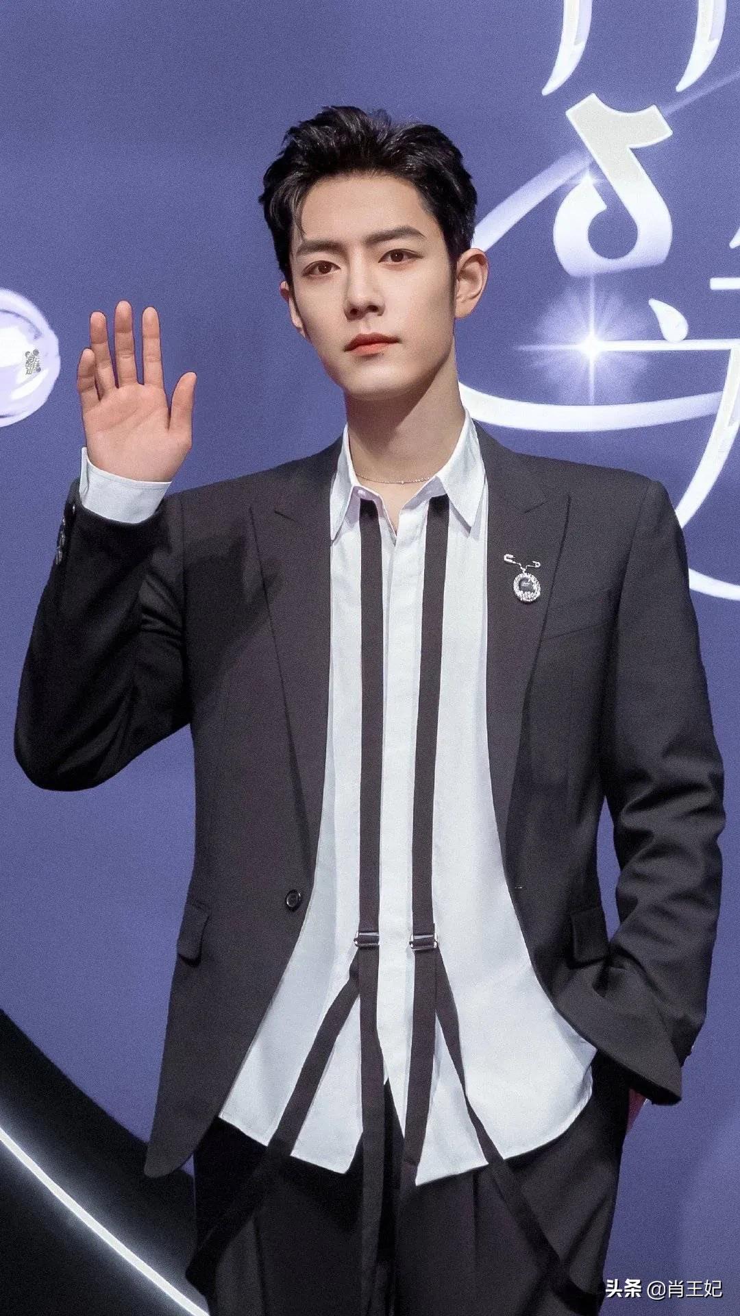 YSL代言人肖战真帅啊，简约黑色西装，俊逸潇洒姿态比夜色更迷人