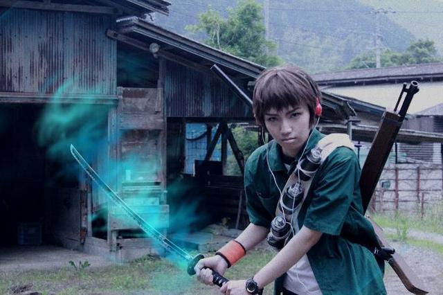 在《死魂曲》中,却安排差不多年龄也跟都井睦雄一样年纪轻的主角,一代