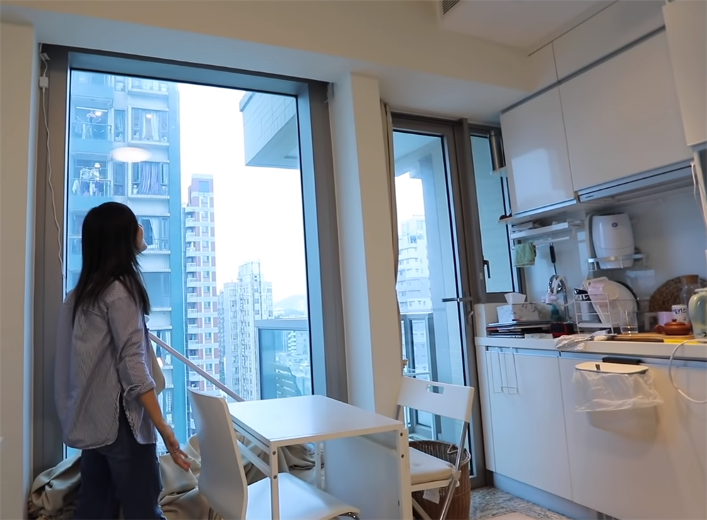 一对香港26岁小夫妻，住进19㎡双阳台“纳米楼”，蜗居真的太逼仄