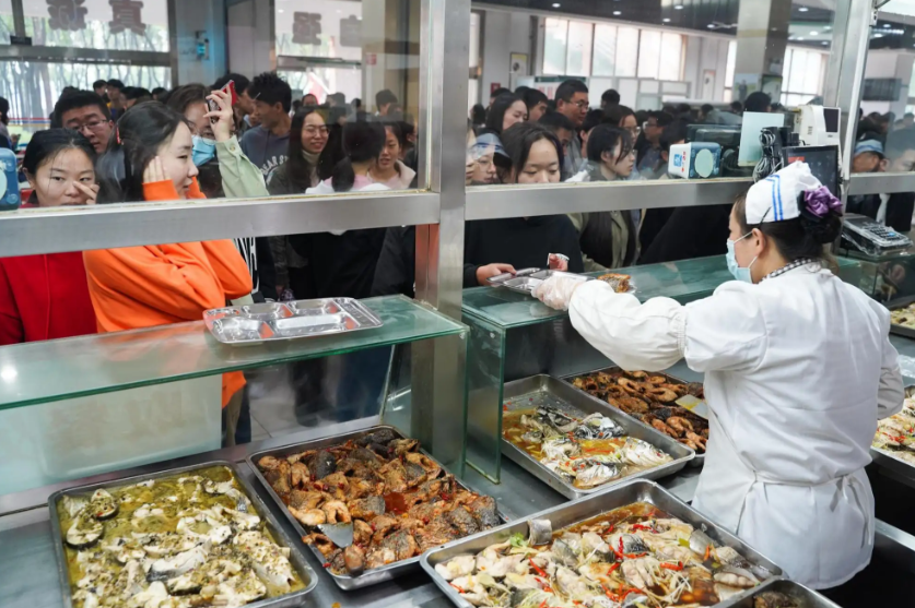 在大学食堂卖饭挣钱吗（一中学食堂价目表走红网络）