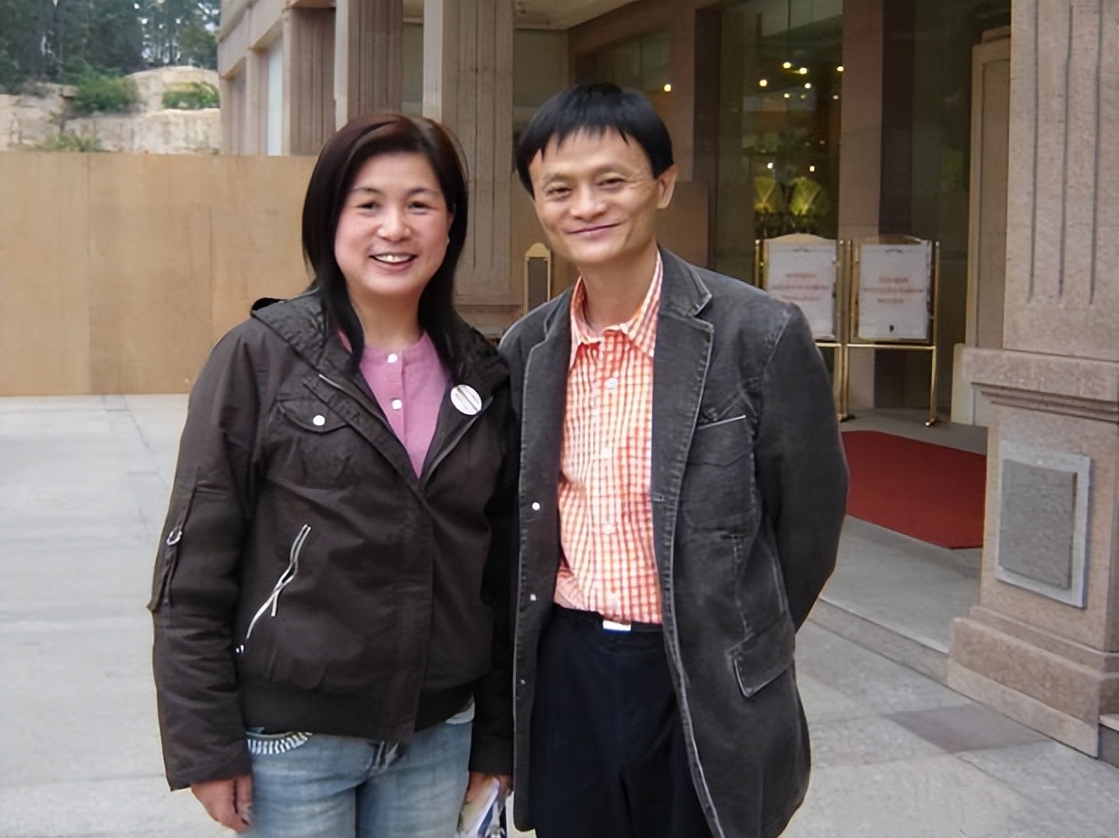 4年前，重庆小伙撞脸马云，为了见马云，在杭州边打工边包装自己