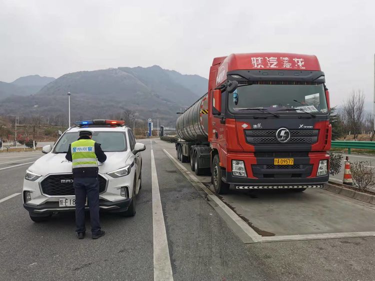 汉中高速交警圆满完成春节交通安保任务