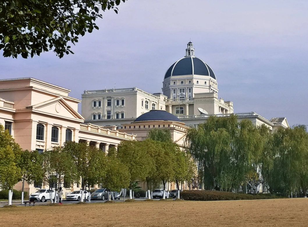 上外“异物”事件后续，男生被开除学籍，网友却说：罚得太重了