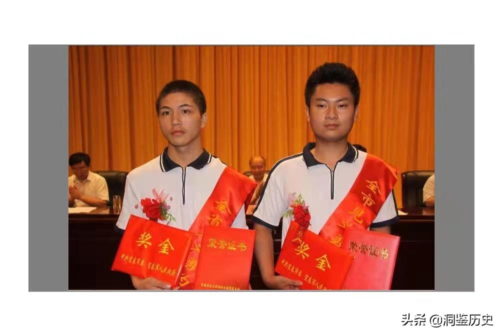 8年前江西两位“夺刀少年”因救全车人错过高考，如今怎么样了？