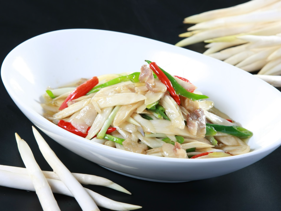 大火爆炒才能保证有锅气.依个人口味,也可不加辣椒.