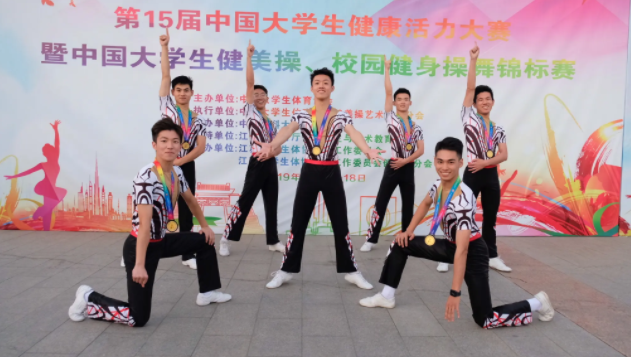 最怕空气突然安静，大学体育课两男生一组跳舞，网友：敢不敢对视