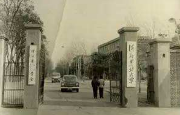 2006年，武汉一大学校长敛财数百万藏床下，工作人员清点了4小时