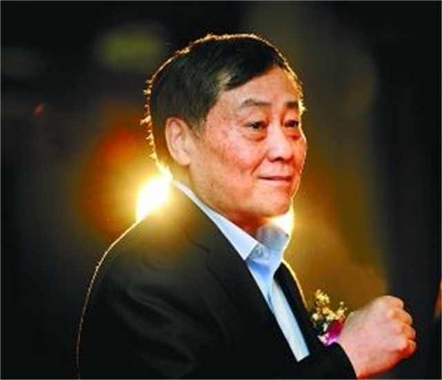 每年赚上亿利息，却穿廉价衣服舍不得坐飞机，首富请他吃饭都不去