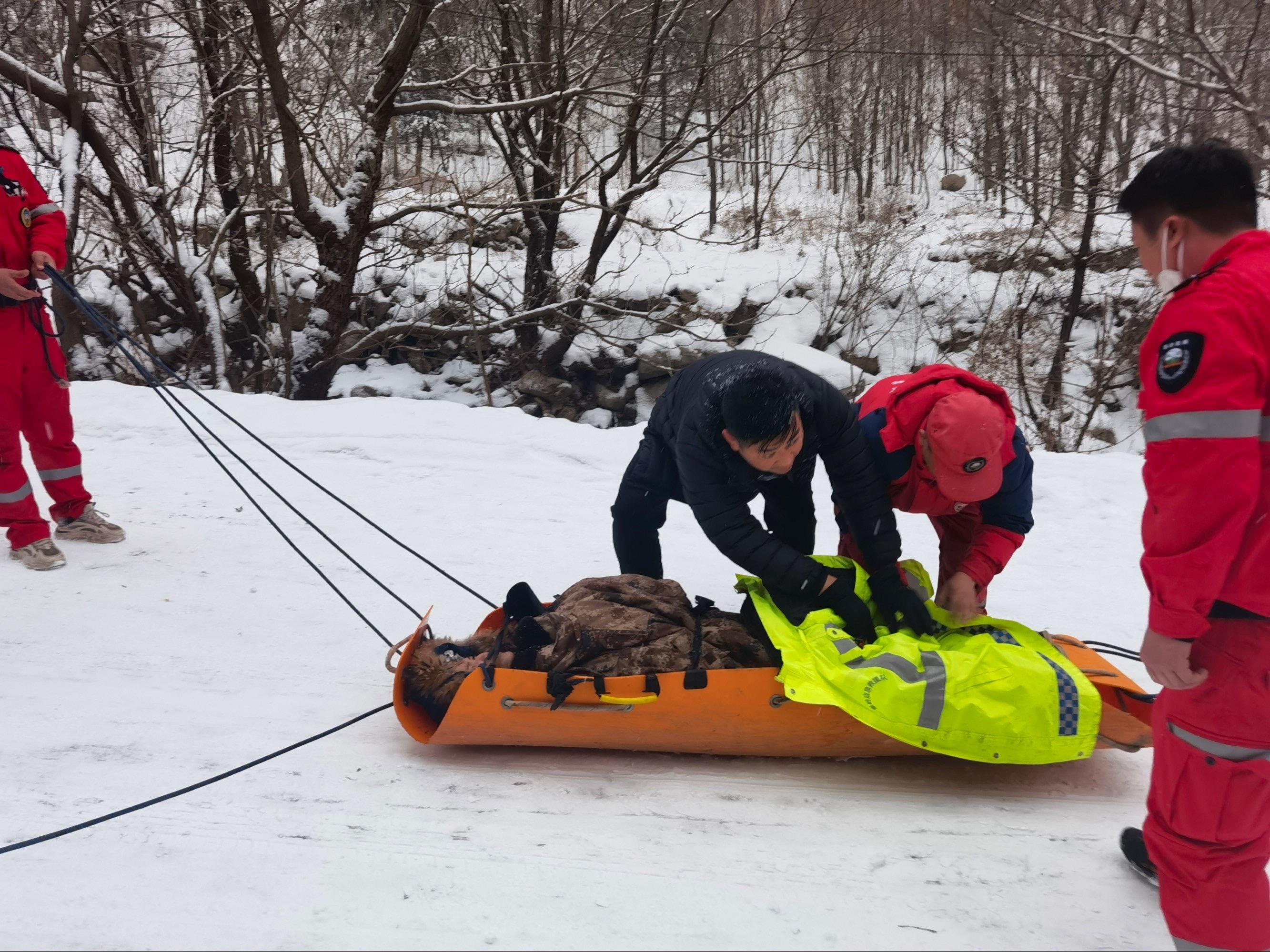 游客山中玩雪受伤被困，西安高新警方4小时成功营救