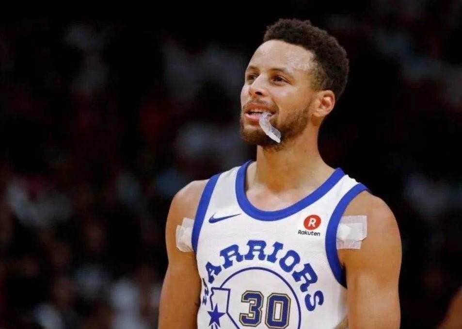 为什么nba球员都带牙套(咬牙套吐舌头！盘点NBA最另类的五大爱好：库里詹姆斯入选)