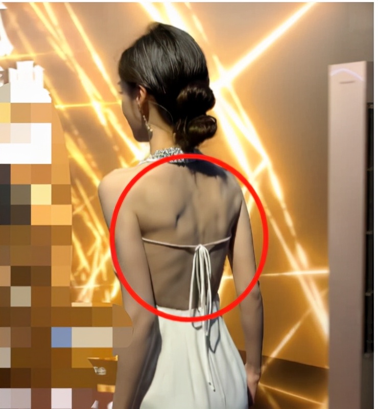 32岁Baby露背高开叉裙走红毯!两手紧握白裙防走光,后背仅绑根绳