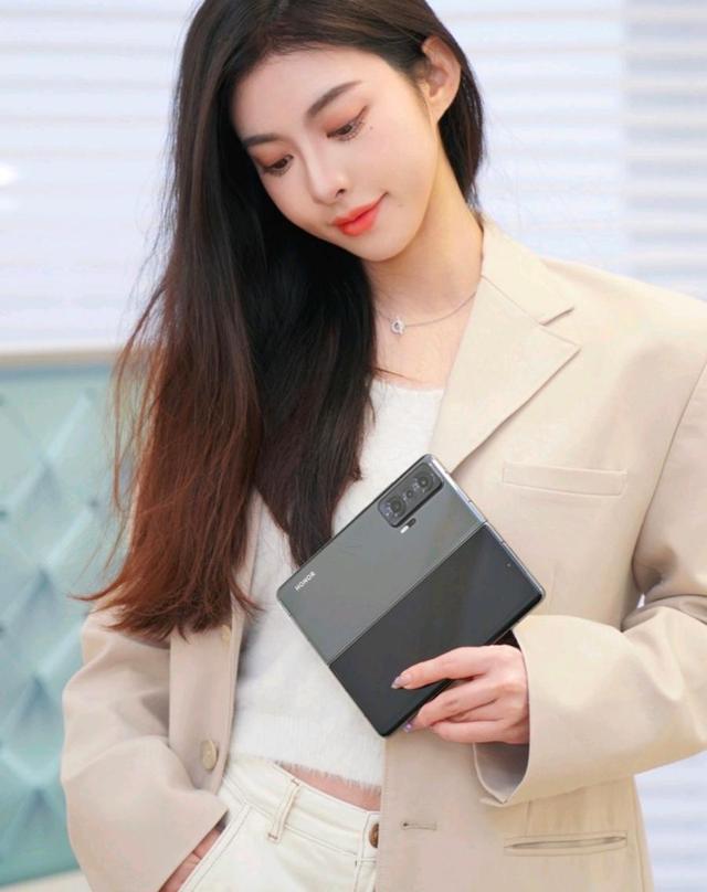 荣耀、vivo战报各执一词，谁是折叠屏销量冠军？数据不会说谎