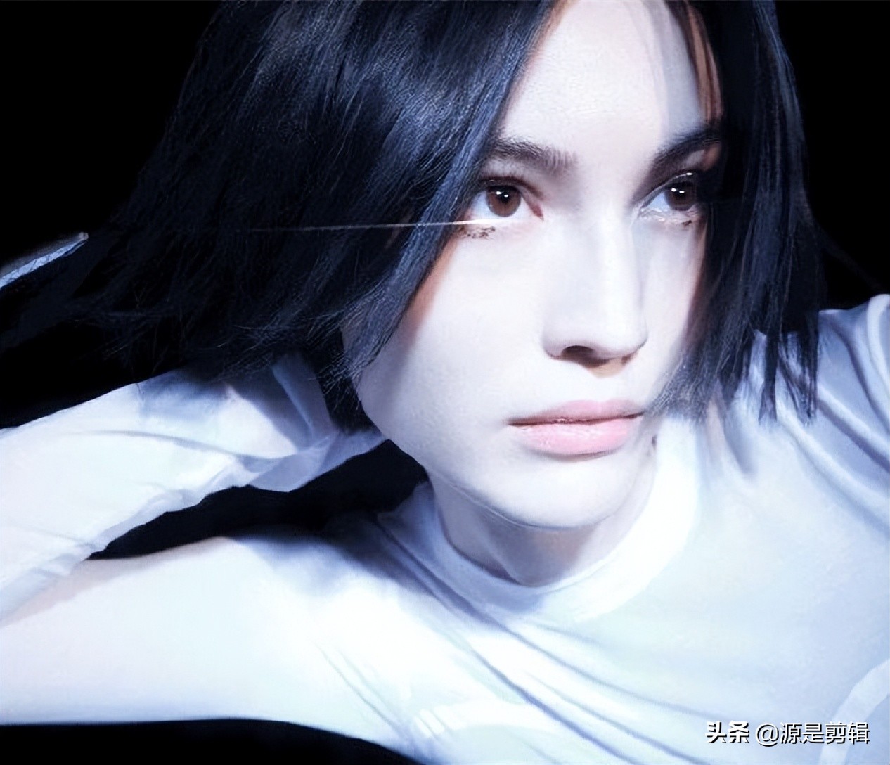 何穗元宇宙大片科技感十足 银色亮片服配短发眼神超A