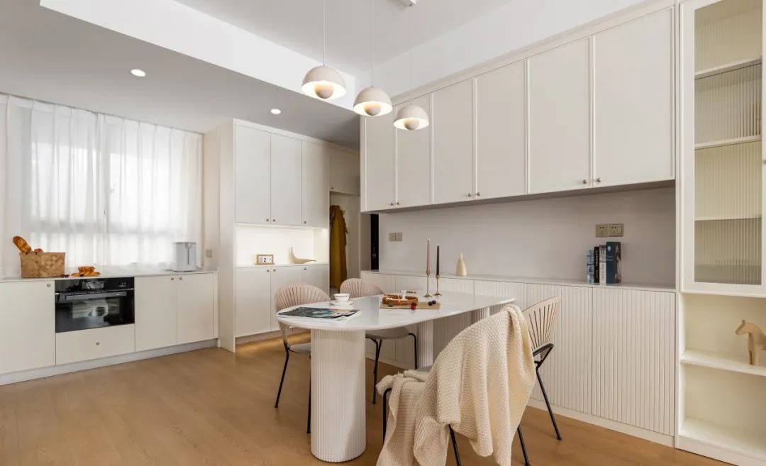 128m²养眼小两房：轻法式+原木风的混搭精髓，在她家感受到了