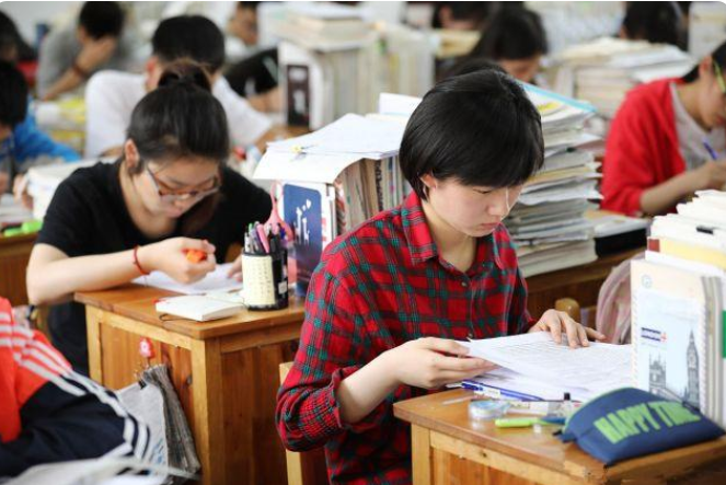 将来想考公务员，推荐报考这两大专业，上岸几率大，很占便宜