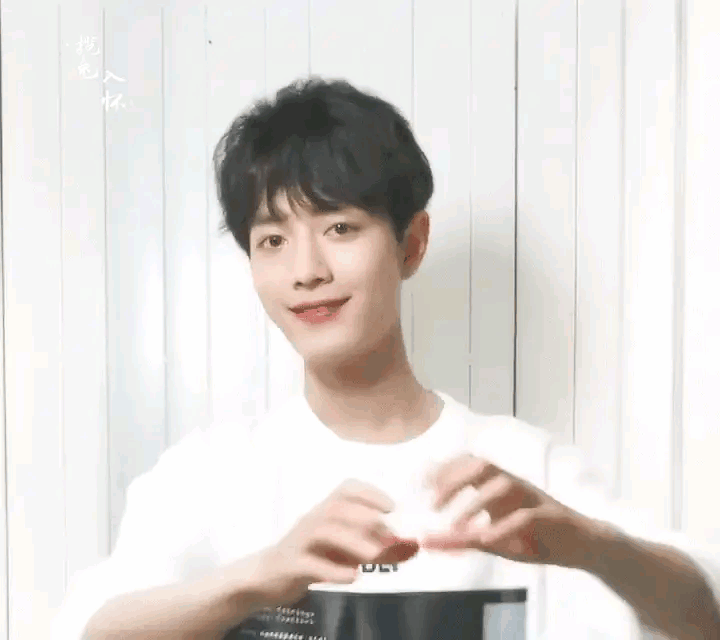 肖战各种深入人心的笑容，尤其是害羞时的笑，看不够啊