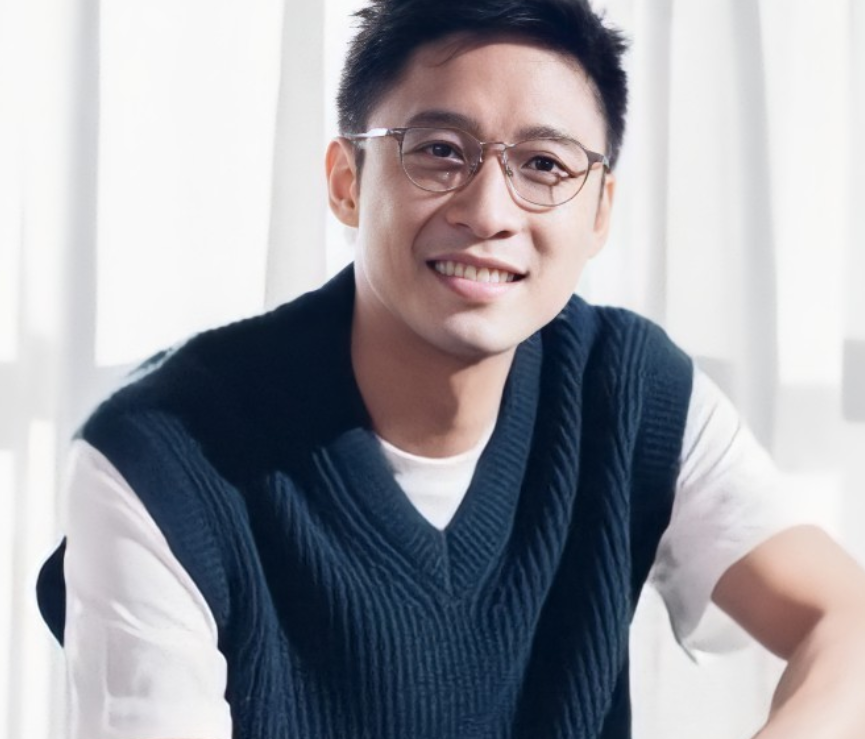 知名女星开演唱会！霍启山现身支持穿西装帅气十足，39岁单身多年