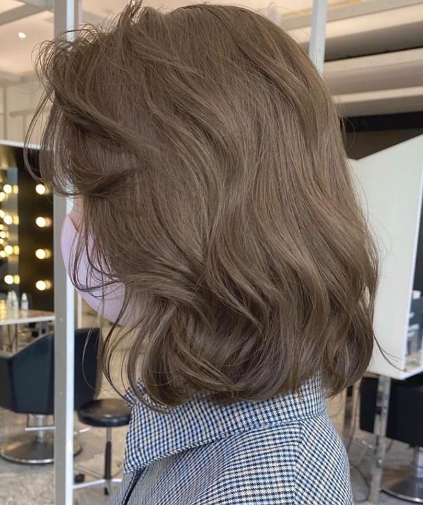 讲真,这才是2022年最火的发型颜色,显白还不夸张