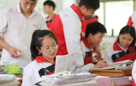 国内排名前十的高中，雅礼中学排名第五，衡水中学未能成为榜首