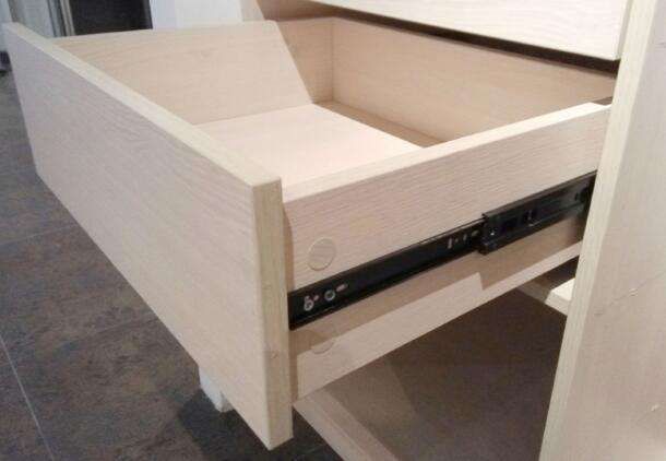 抽屉怎样从滑轨卸下来？抽屉如何从轨道拉出来