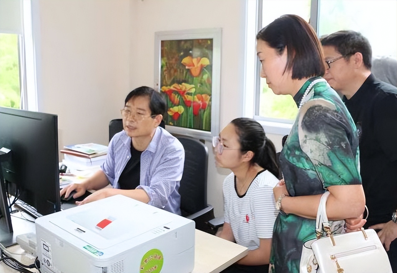 学生被“名校”录取，父亲兴奋发圈晒通知书，班主任却让赶紧删？