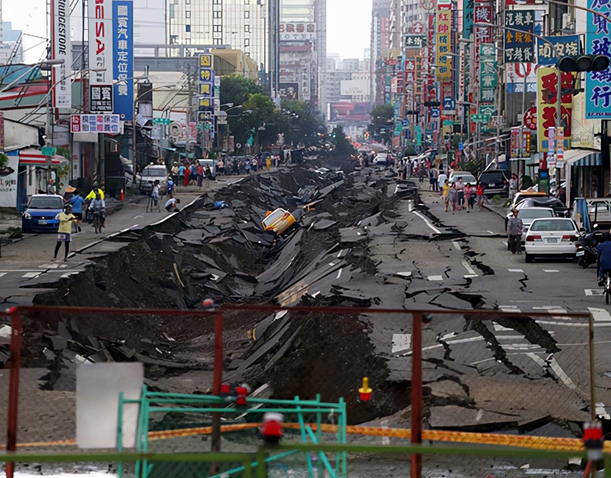 纽约时代广场爆炸,民众大规模恐慌四散奔逃,究竟是什么原因?