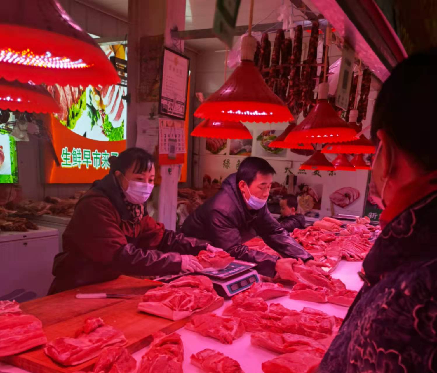 节日榆中街市场：菜丰价稳，年味浓