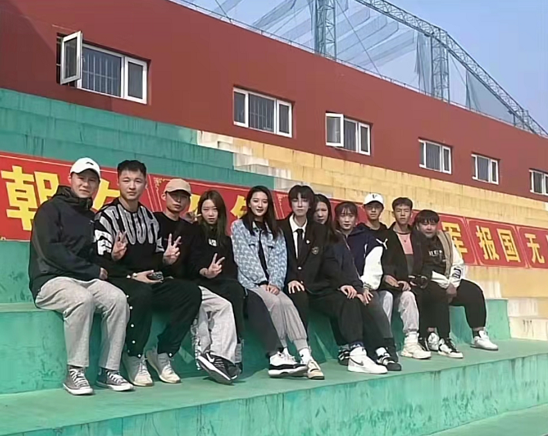 河北一高校体育老师火了，颜值高却“性别难辨”，课下更受欢迎