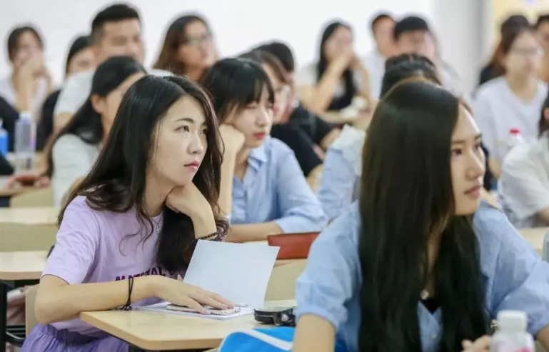 男大学生寝室学习，“上半身”却意外火了，网友表示：想一起学习