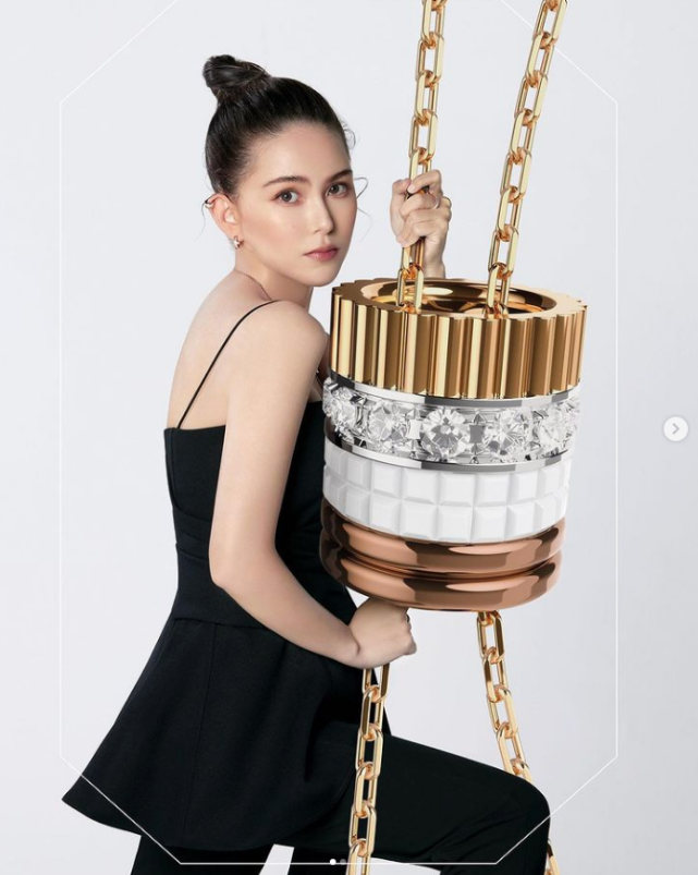 昆凌公开三胎怀女后晒自拍，怼脸视角皮肤水嫩如少女，尖下巴抢镜