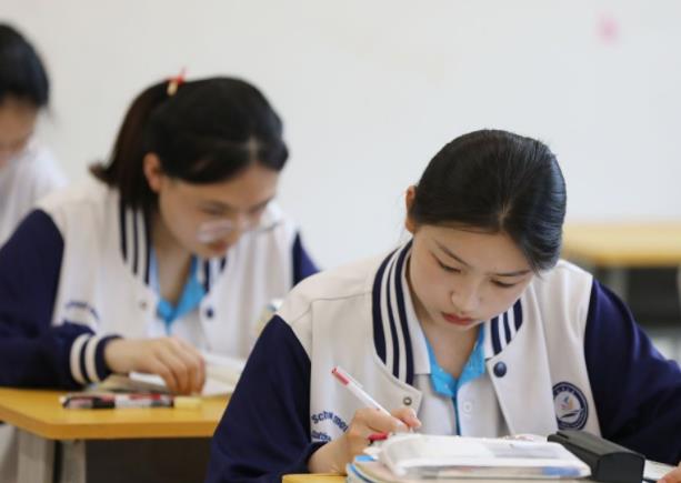 福师大发布“行走的招生简章”，校草版比校花版有效，考生很心动