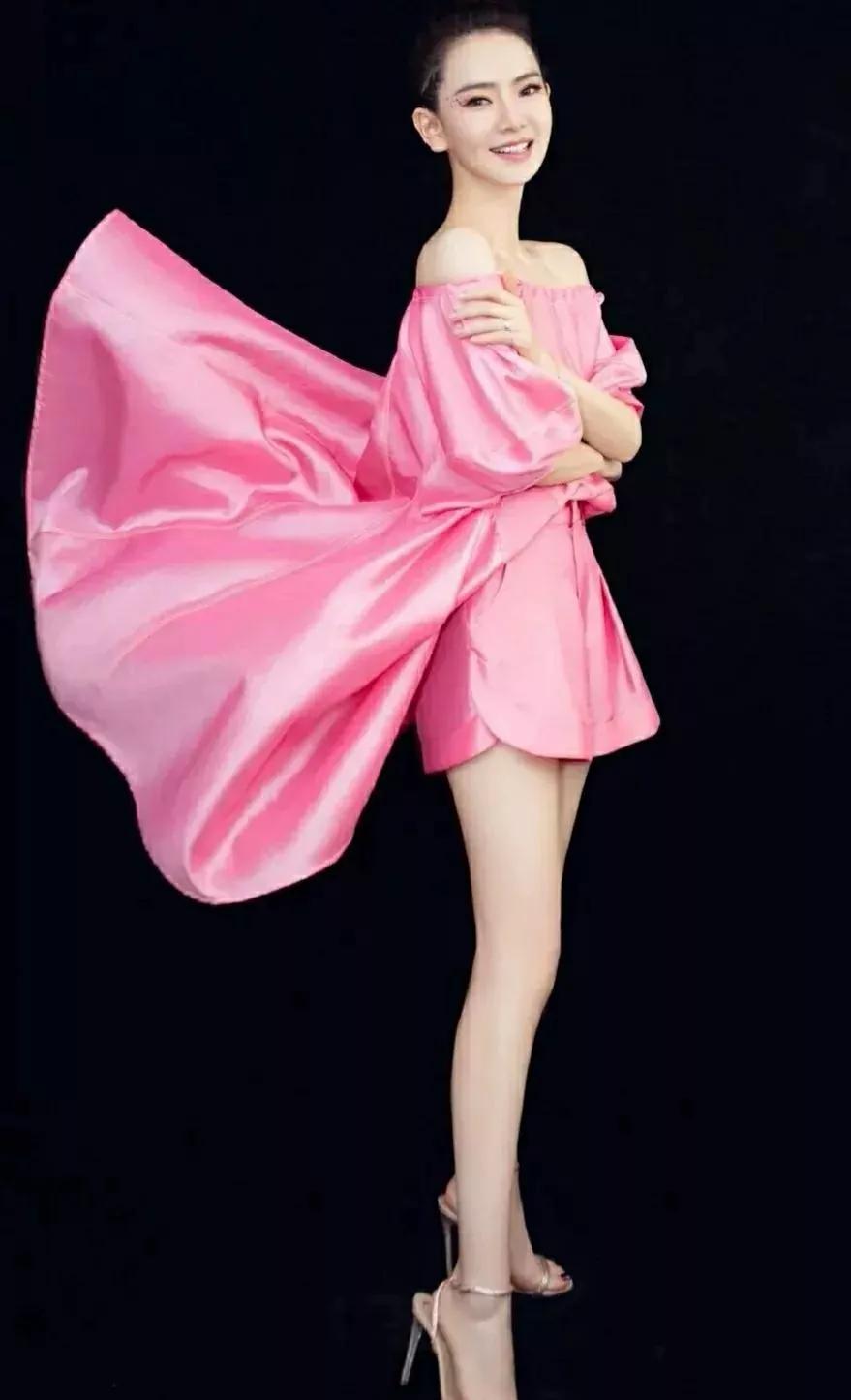 戚薇：气质独特，妩媚动人，魅力十足