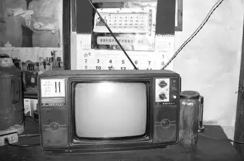 聊一聊第一次有黑白电视机年代看到的第一部电视剧…