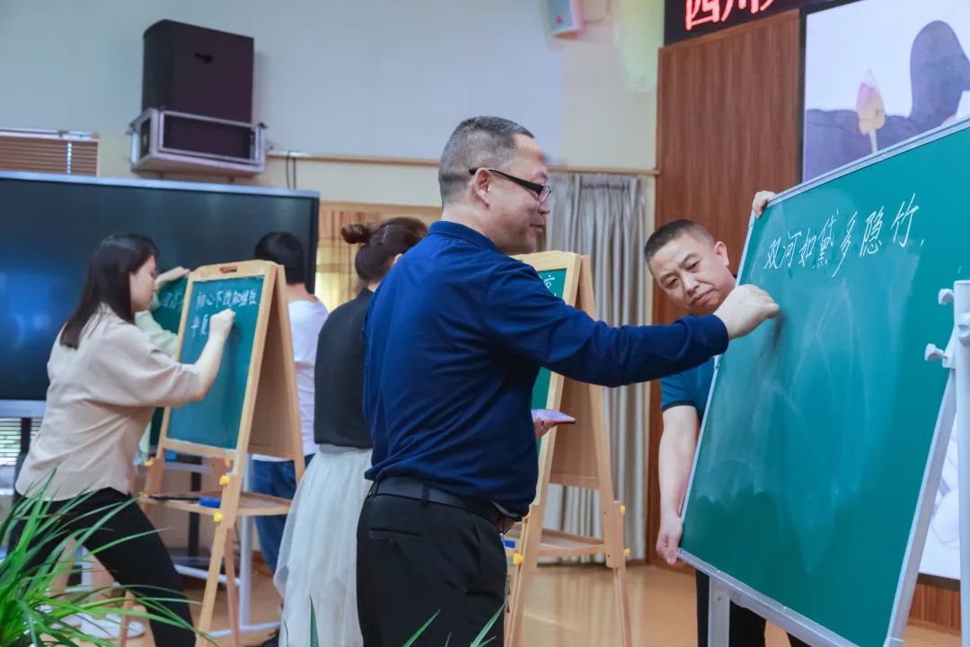 籍田小学举行首届教学节之教师教学基本功——粉笔字书写比赛