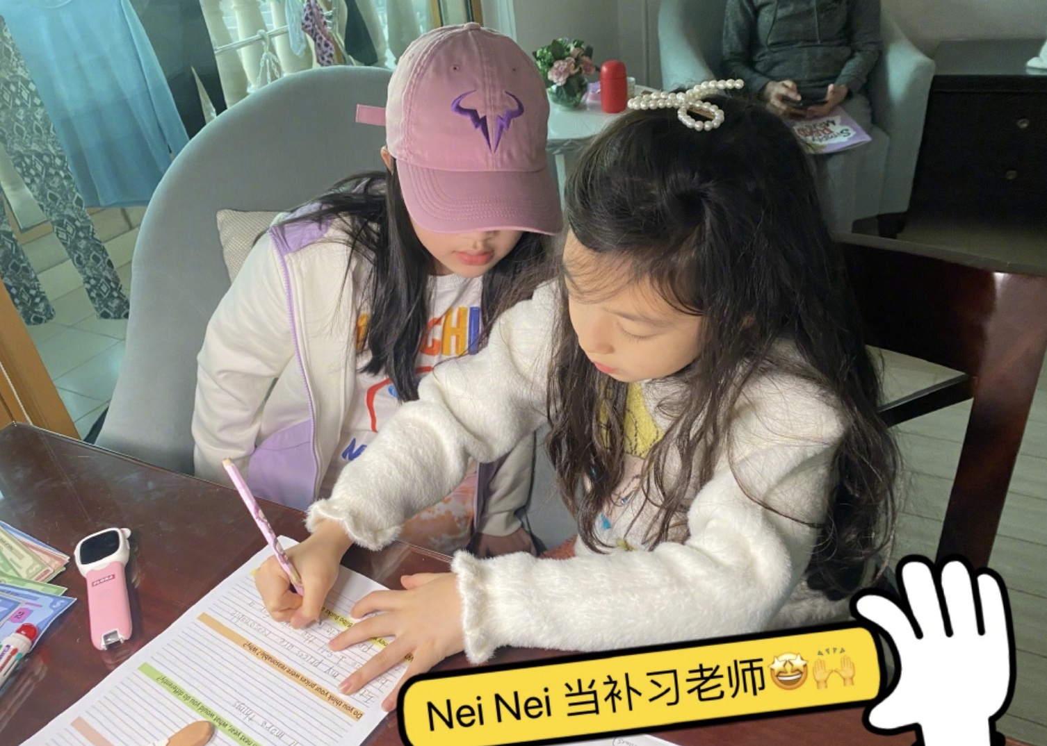 吴尊晒爸爸5重聚照，NeiNei小泡芙Jasper开心同框，等比例长大