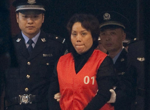 2000年她开赌场赚千万、包养16个男友，谁是重庆黑老大背后的人？