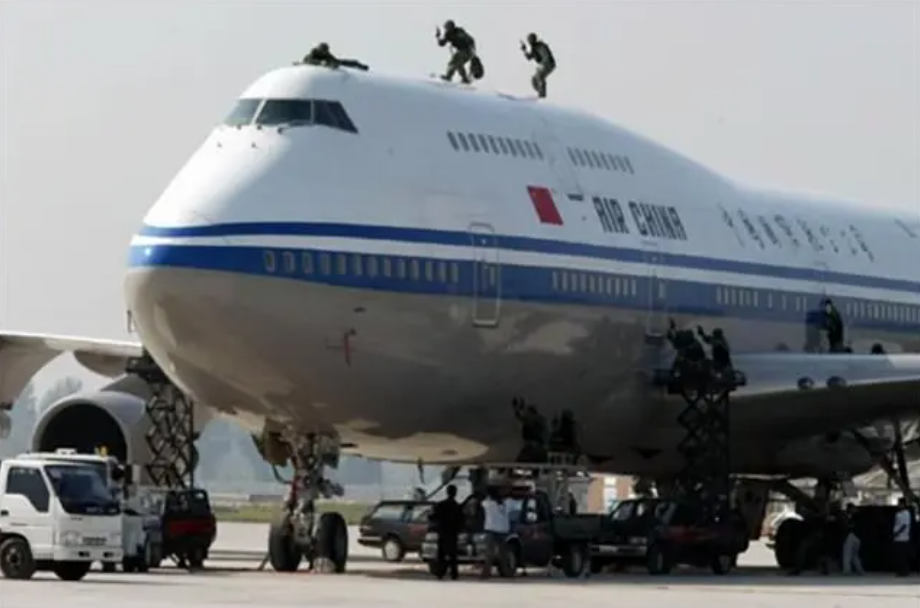 1989年中国民航遭炸机威胁，劫机犯被一脚踹下飞机，后来怎样了？