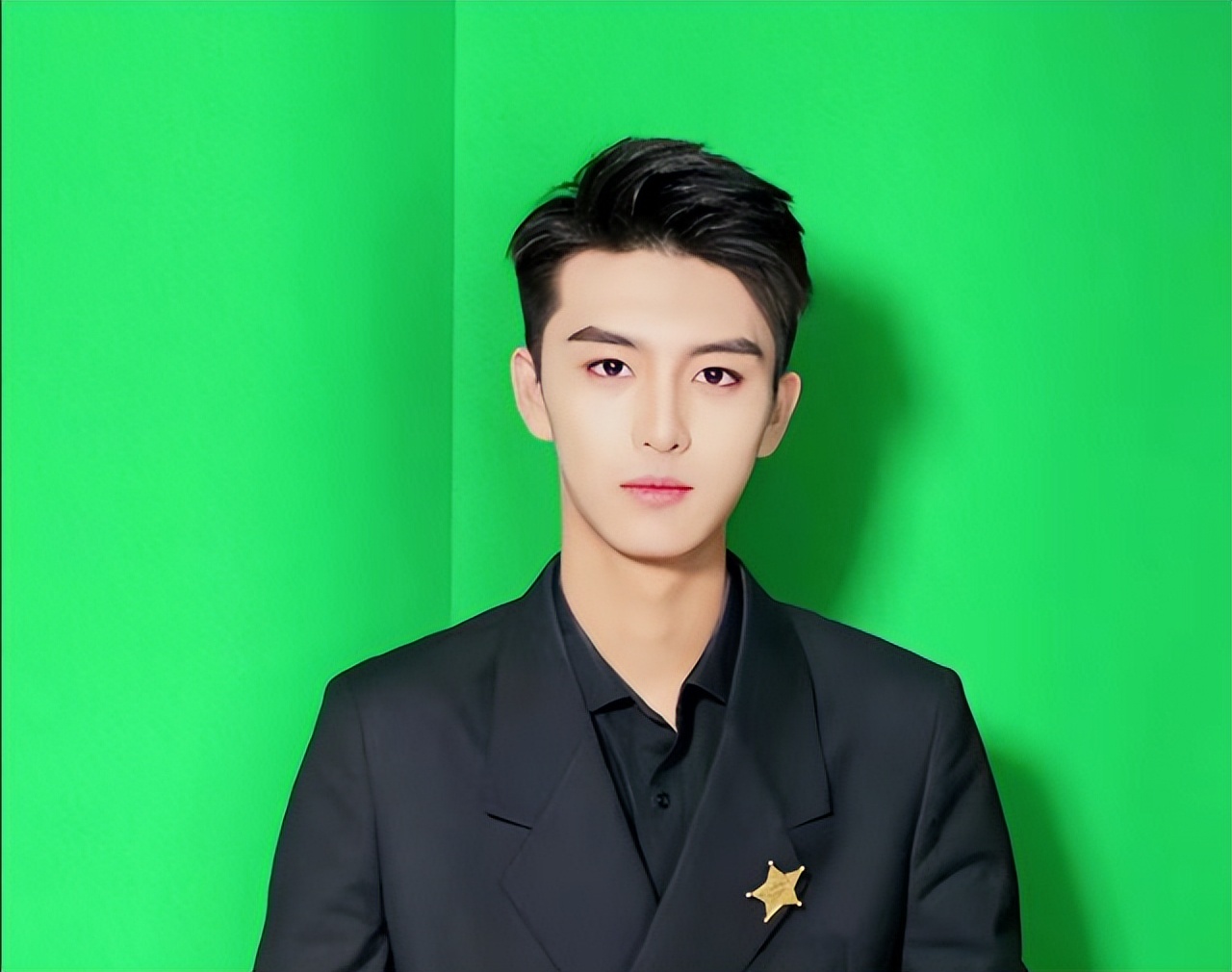 ​他是中传艺考“第一名”，长相惊艳气质出众，有一位了不起的舅舅