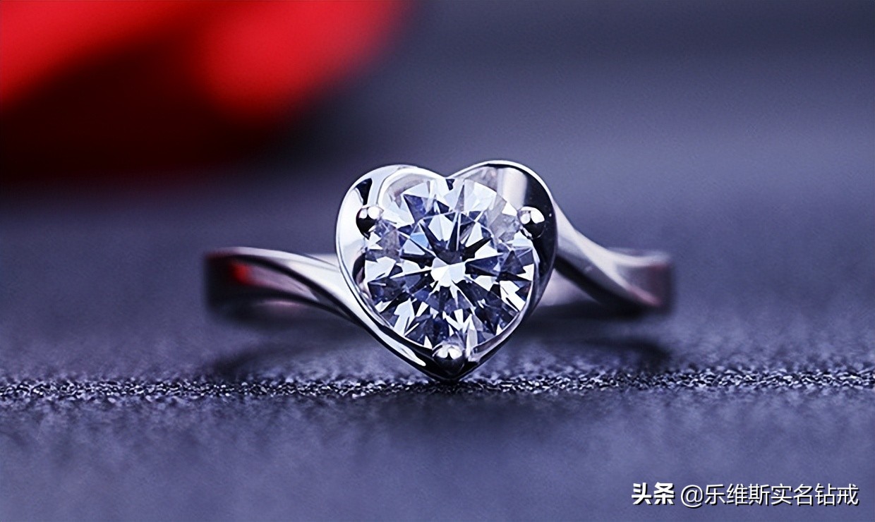 订婚钻戒有什么意义？多少钱合适？一定是越大越好吗？