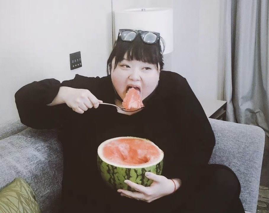 又走一个！TVB知名女星约满离巢，在内地做吃播，体重已迫近280斤