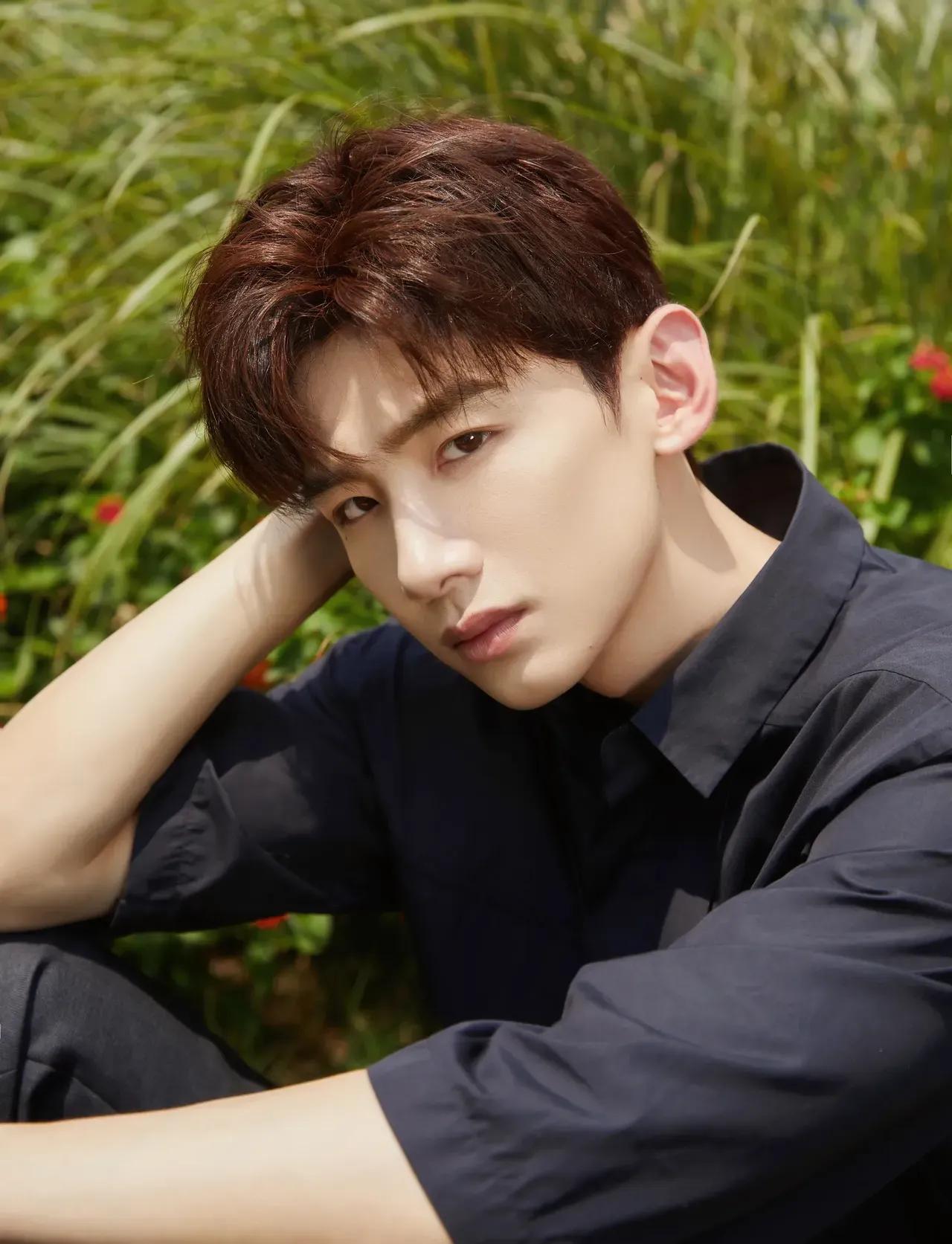 白敬亭黑色系又酷又帅，挺拔阳光，帅气的少年