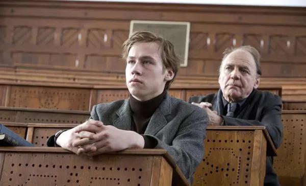 15岁少年和36岁女邻居的秘密恋情，这部R级电影成了经典