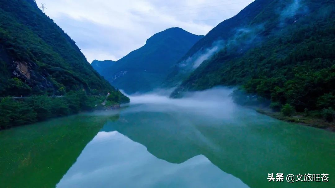 水中嬉戲或是低飛盤旋留戀這天藍水清的地方▲旺蒼縣城之水一江東河水