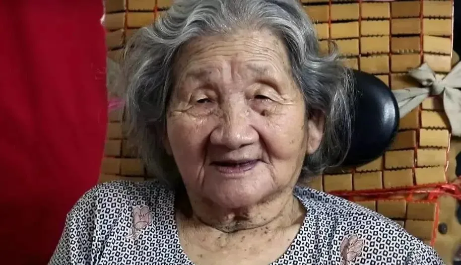 “等母亲过世,我就脱掉女装,做回男人。”