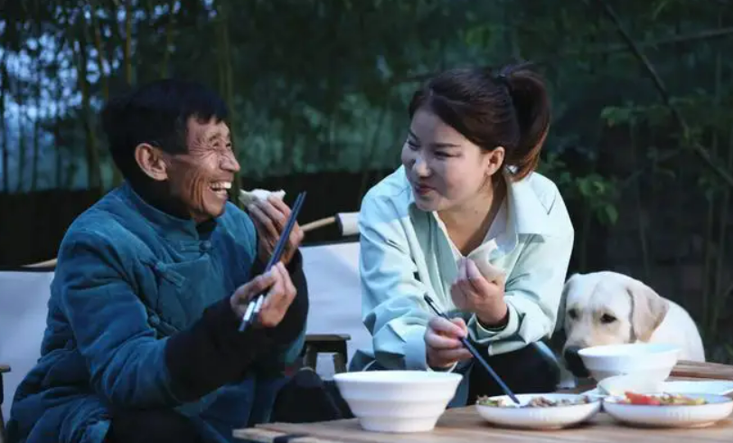 贫民窟女孩创业6年身价过亿，关掉公司陪七旬养父全国游，炒作？