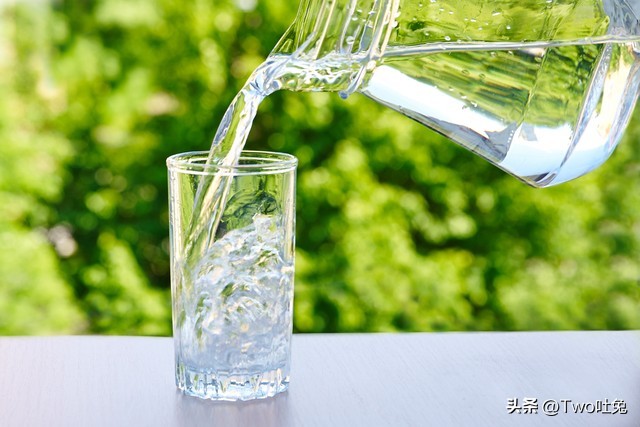 炎炎夏日喝什么才是解渴佳品，是饮料，是果汁，还是水？