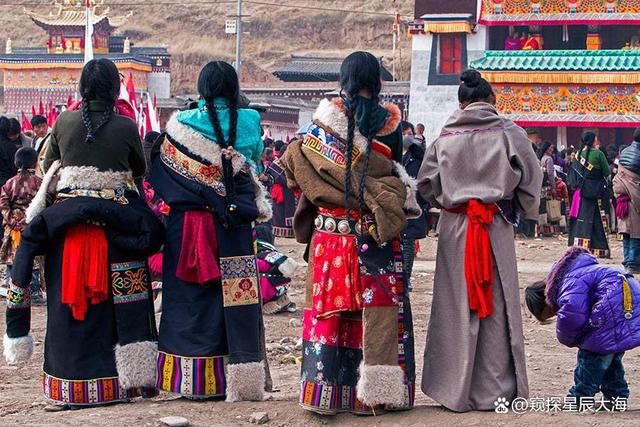 西藏人穿藏装为什么大多都只穿一只袖子，赤着膀子？