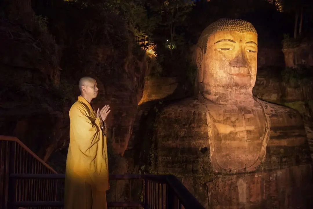 璀璨光影，晚风中共赏凌云夜色