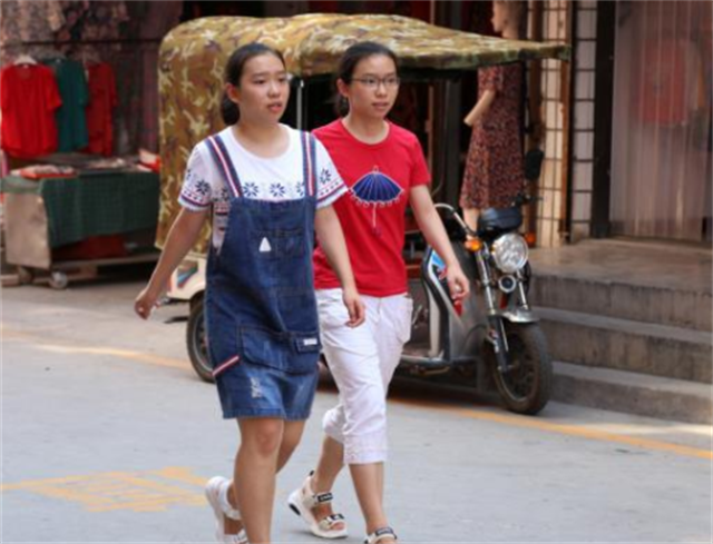 双胞胎姐妹同时考上大学，15年没买过新衣服，全穿亲友资助的旧装