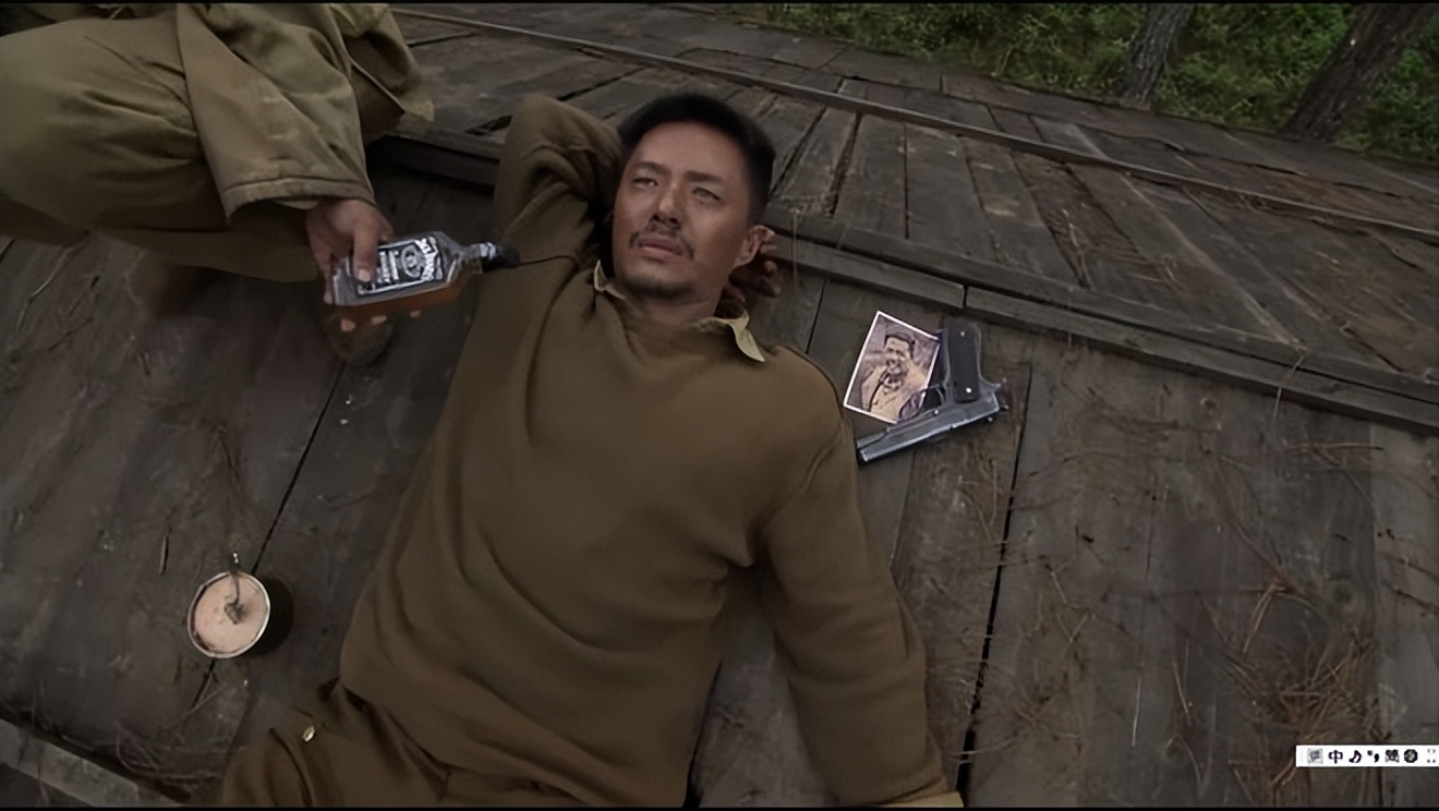 抗日“不神”剧《团长》，死啦和烦啦喝了什么威士忌？